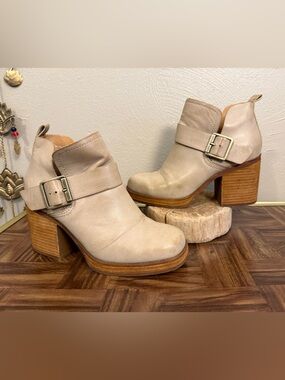 Korks Kari Taupe Block Heel Ankle Booties Buckle Accent Women’s Size 7